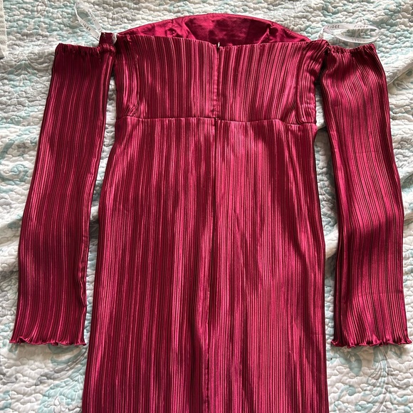 L'IDEE GATSBY COLD-SHOULDER MIDI DRESS in red berry - Picture 4 of 10